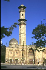 ملف:Al-OtrushMosque1-YT.jpg