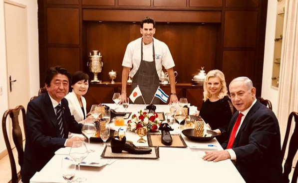 ملف:Shenzo Abe & Netanyahu 2018-05-03.png
