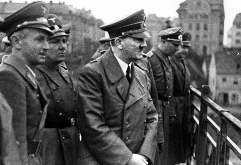 ملف:Bundesarchiv Bild 121-0723, Marburg-Drau, Adolf Hitler.jpg