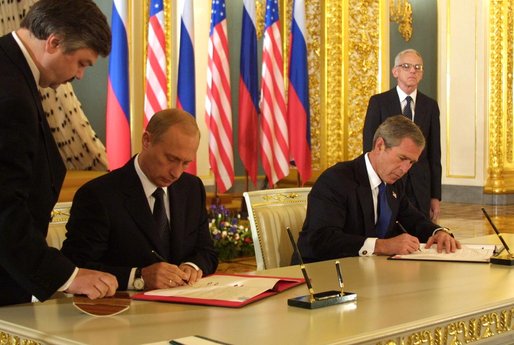 ملف:Bush and Putin signing SORT.jpg