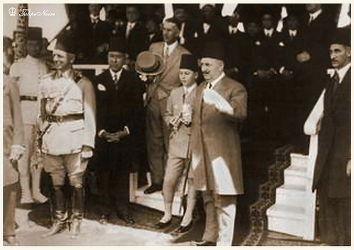 ملف:الملك فؤاد والأمير فاروق في الإسكندرية 1930.jpg