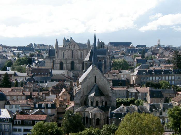 ملف:Poitiers hill.jpg