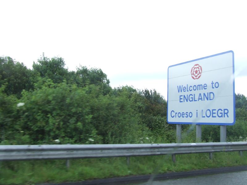 ملف:Welcome to England bilingual.jpg