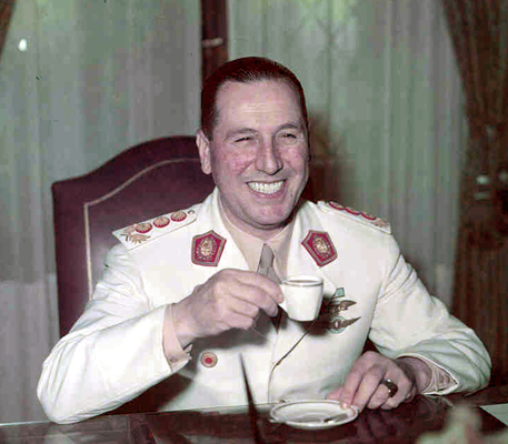 ملف:Peron tomando un café.jpg