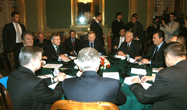 ملف:Ukrainian Round Table 2004.jpg