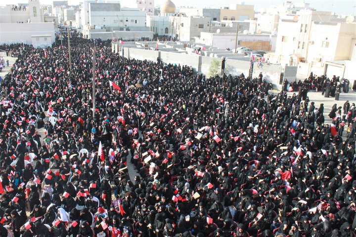 ملف:Women taking part in a pro-democracy sit in in Sitra.jpg
