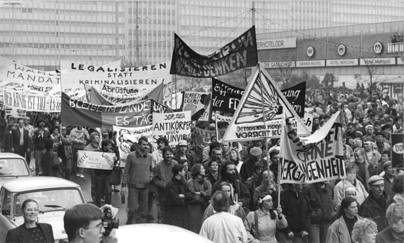ملف:Bundesarchiv Bild 183-1989-1104-002, Berlin, Demonstration.jpg