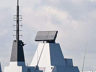 ملف:S1850M Radar (center) D32 Daring 2010-03-01.jpg