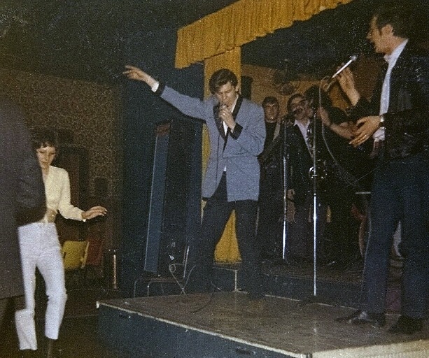 ملف:Walsall 1974 Shakin Stevens and the Sunsets.jpg