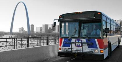 ملف:MetroBus and St Louis Gateway Arch.jpg