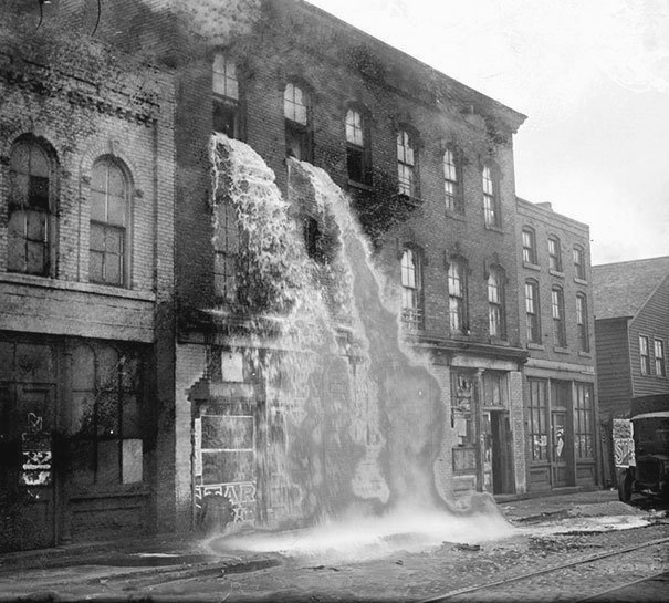ملف:Illegal alcohol being poured out during Prohibition, Detroit, 1929.jpg