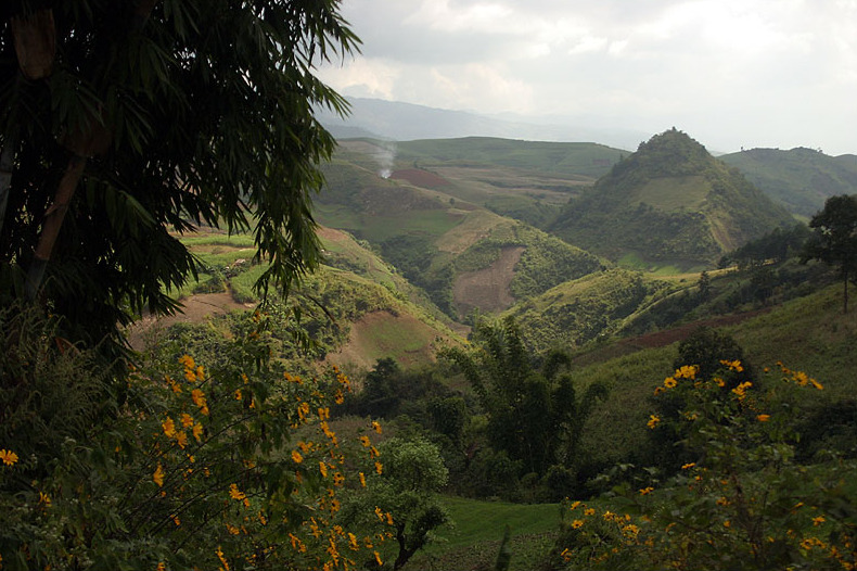ملف:Lincang-mountains.jpg
