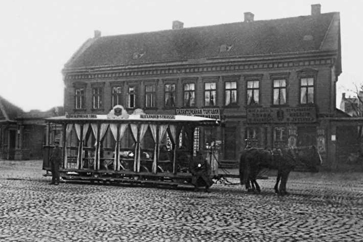 ملف:Horse drawn tram in Riga.jpg