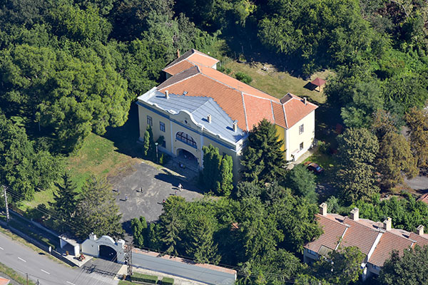 ملف:Taktabáj, Egykori Patay-kastély légi felvételen.jpg