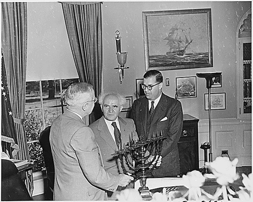 ملف:Truman receives menorah.jpg