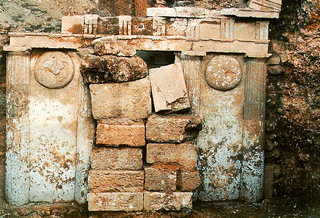 ملف:Ancient macedonian grave ptolemaida greece 1.jpg