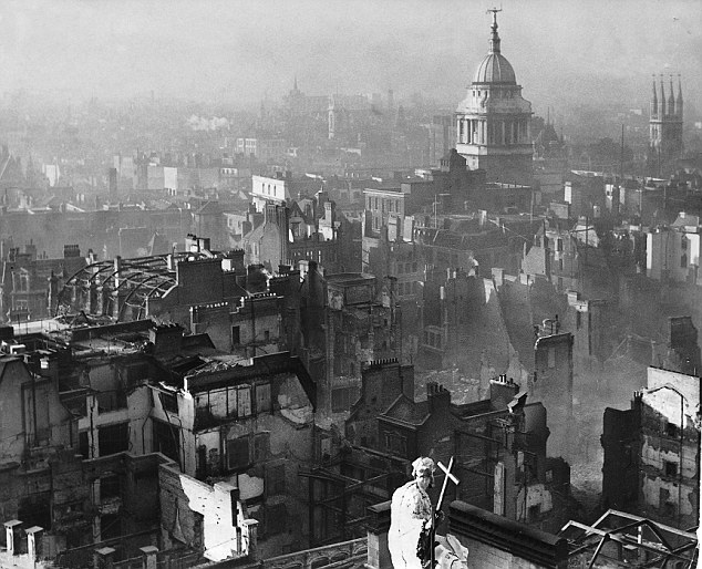 ملف:View from St Paul's Cathedral after the Blitz.jpg