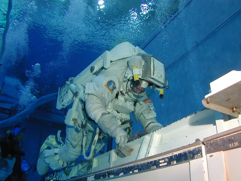 ملف:NASA Neutral Buoyancy Laboratory Astronaut Training.jpg