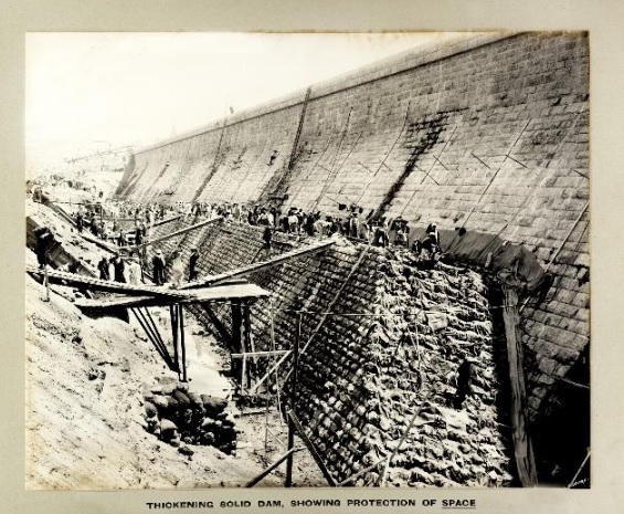 ملف:Thickening Aswan dam.jpg