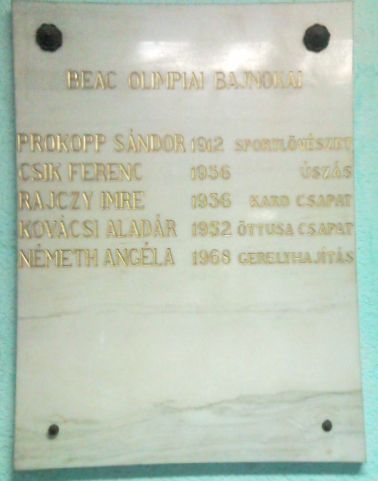 ملف:BEAC olimpiai bajnokok emléktáblája Bogdánfy utca 10.jpg
