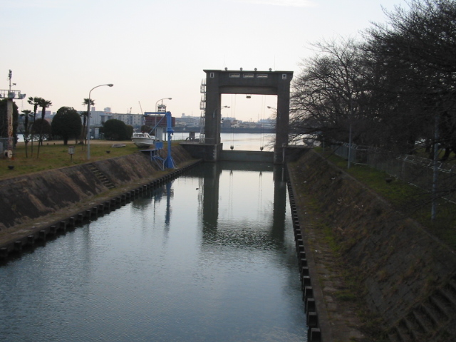 ملف:江戸川閘門 Edogawa Lock Gate - panoramio.jpg