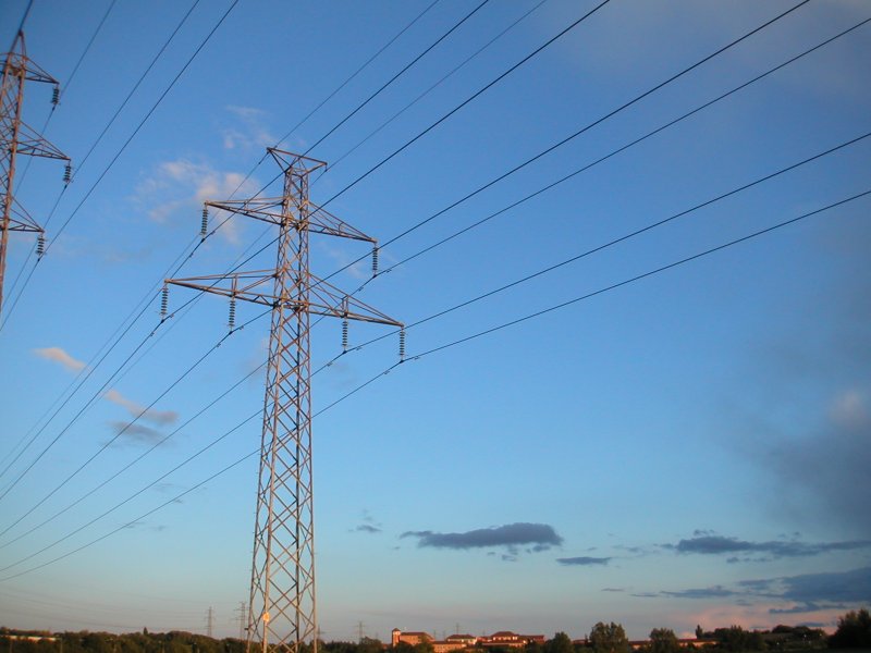 ملف:Electric transmission lines.jpg