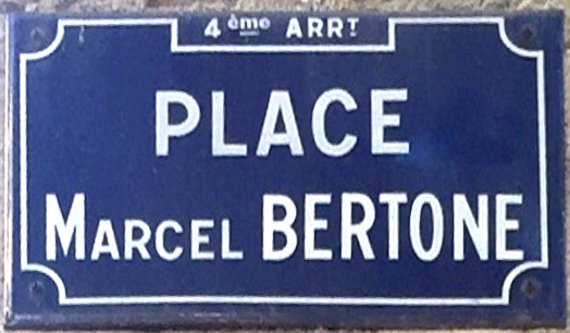 ملف:Place Bertone plaque (retouchée).jpg