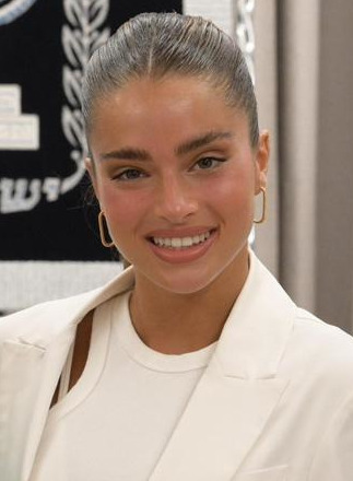 ملف:Noa Kirel in Beit HaNassi, April 2023 (GPOABGN3) (cropped).jpeg