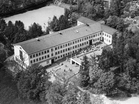ملف:ULLERN SKOLE (1950).jpg
