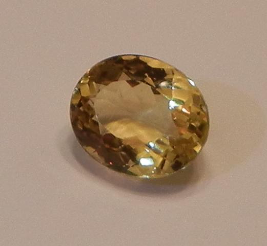 ملف:Golden beryl, oval cut.jpg