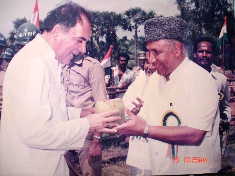 ملف:BSA with Former Indian PM.jpg
