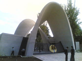 ملف:IUST GATE.jpg
