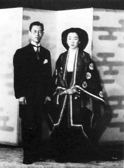 ملف:Takatsukasa Wedding 1950.jpg
