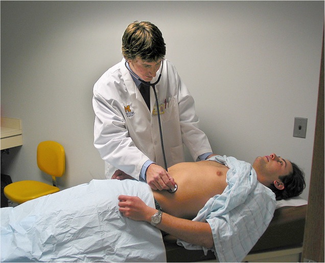 ملف:Standardized-Patient-Program-examining-t he-abdomen.jpg