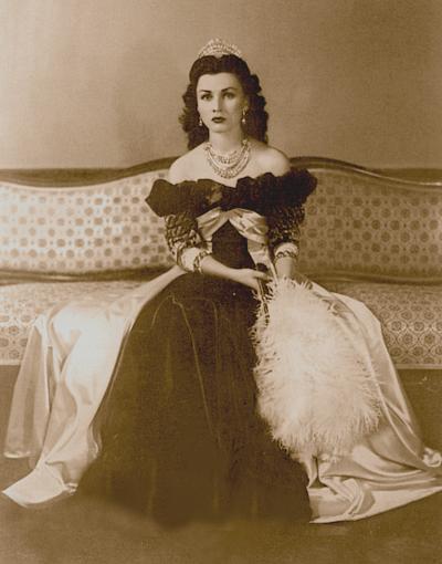 ملف:Fawzia official.jpg