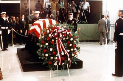 ملف:TrumanFuneralWreath.jpg