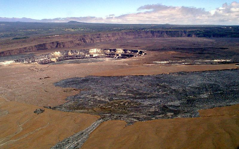 ملف:Caldera of Kilauea with Halemaumau.jpg