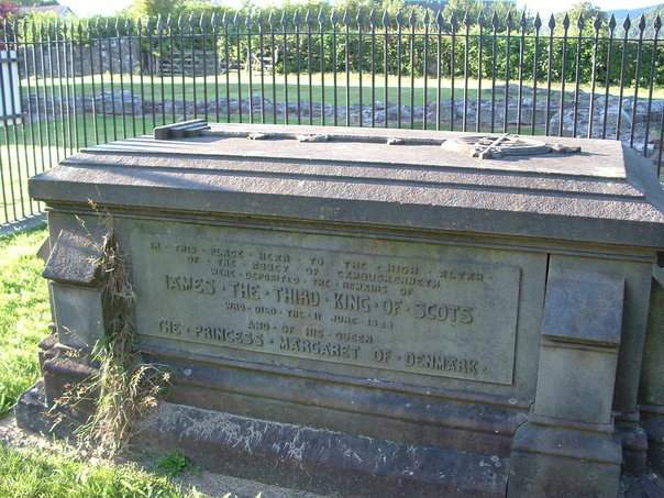 ملف:CambuskennethGrave.jpg