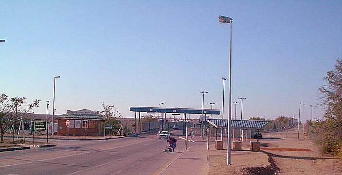 ملف:Beitbridge borderpost.jpg