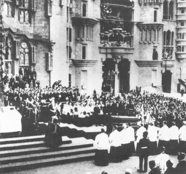 ملف:Funeral Gaudí.jpg