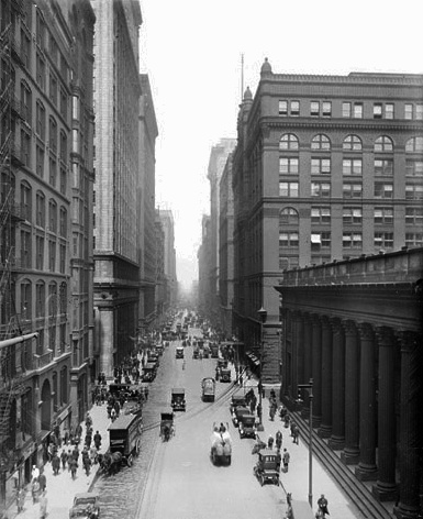 ملف:LaSalle Street from old Chicago Board of Trade Building.jpg