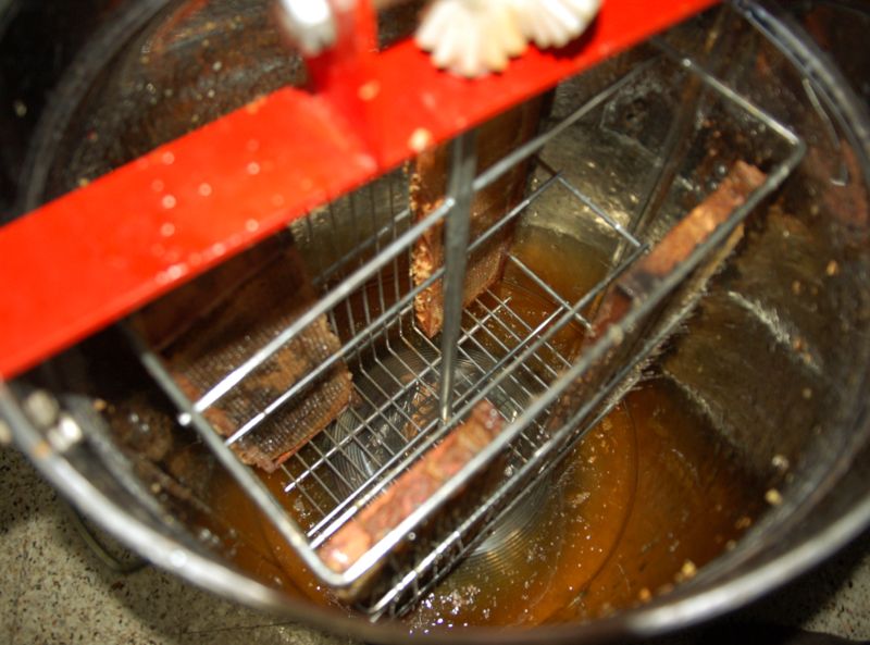 ملف:Extractor Beekeeping.jpg