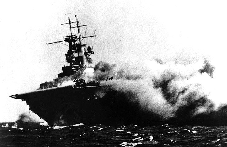 ملف:USS Wasp (CV-7) brennt.jpg