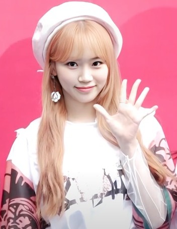 ملف:'2019 FW 서울패션위크 아이즈원 김채원.jpg