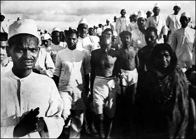 ملف:Gandhi Salt March.jpg