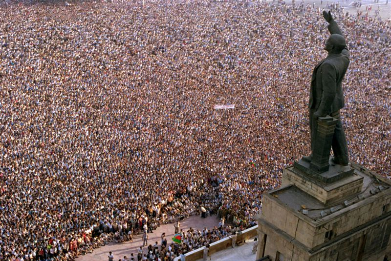 ملف:Freedom Square Baku 1990.jpg