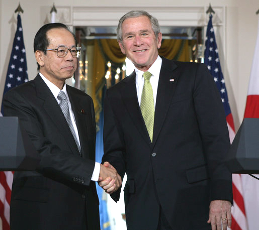 ملف:Fukuda meets Bush 16 November 2007.jpg