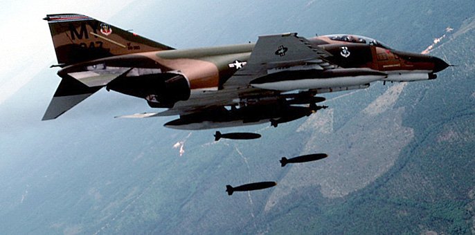 ملف:F-4 Phantom II in flying.jpg