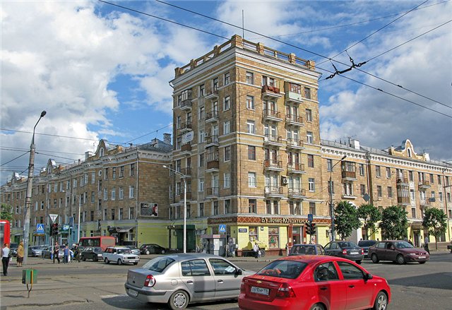 ملف:Угол улиц Декабристов и Гагарина, Казань.jpg