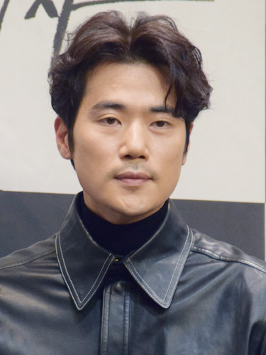 ملف:Kim Kang-woo in Dec 2019 (Revised).png